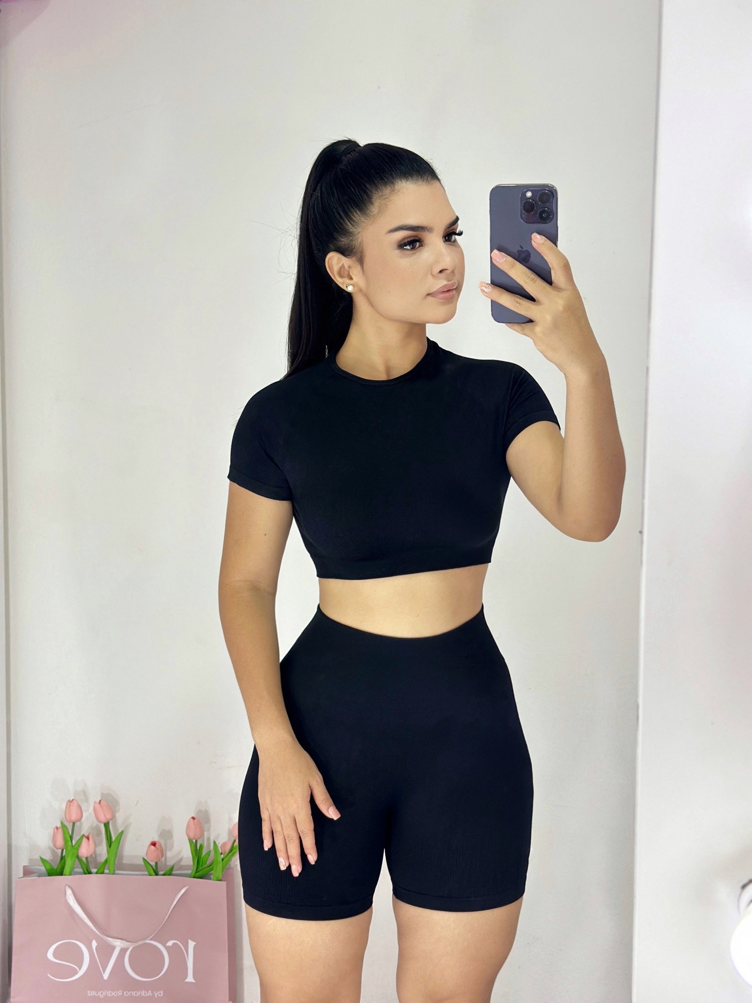 Set Deportivo top con mangas + licra corta. Negro