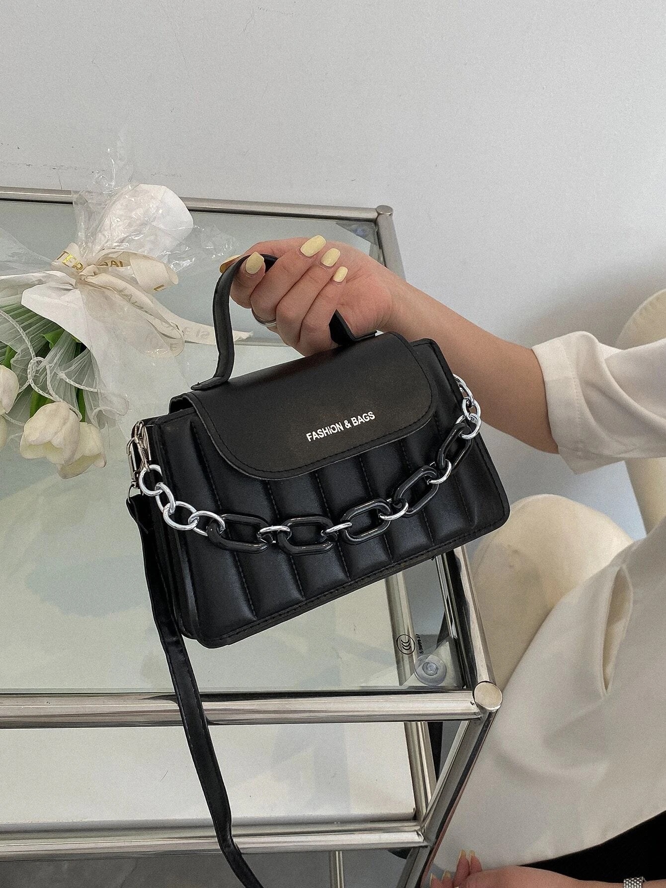 Bolso a rayas con cadena plateada - Negro