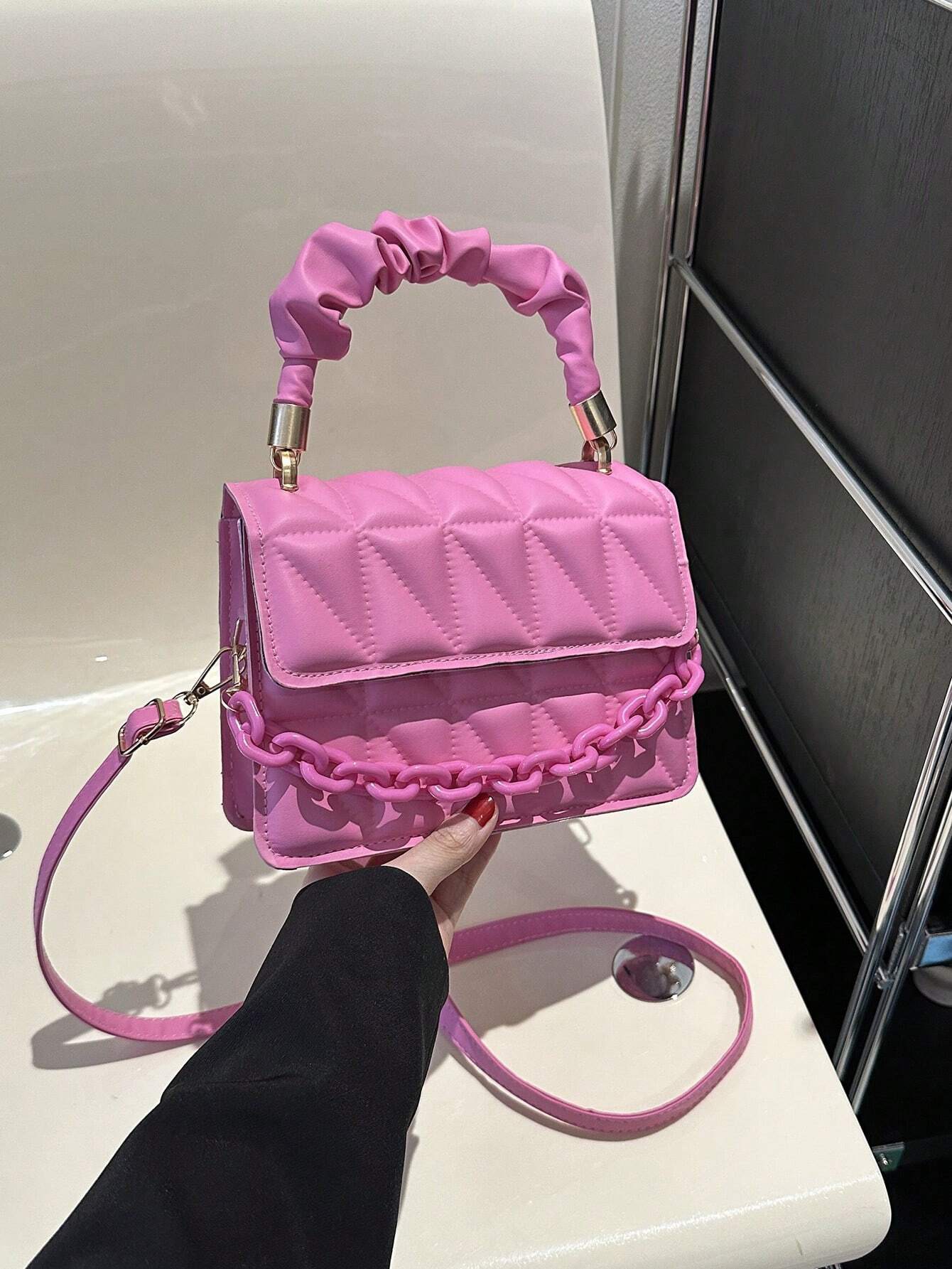 Bolso con triángulos y cadena - Rosa fucsia