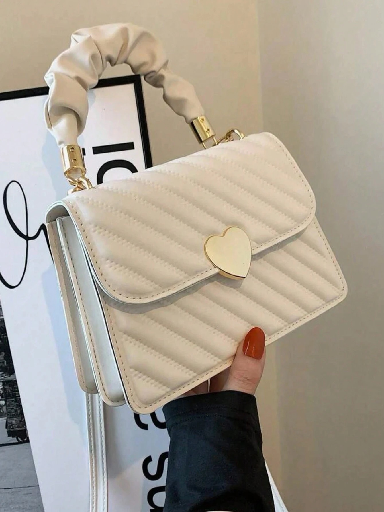 Bolso con corazon dorado -  Crema