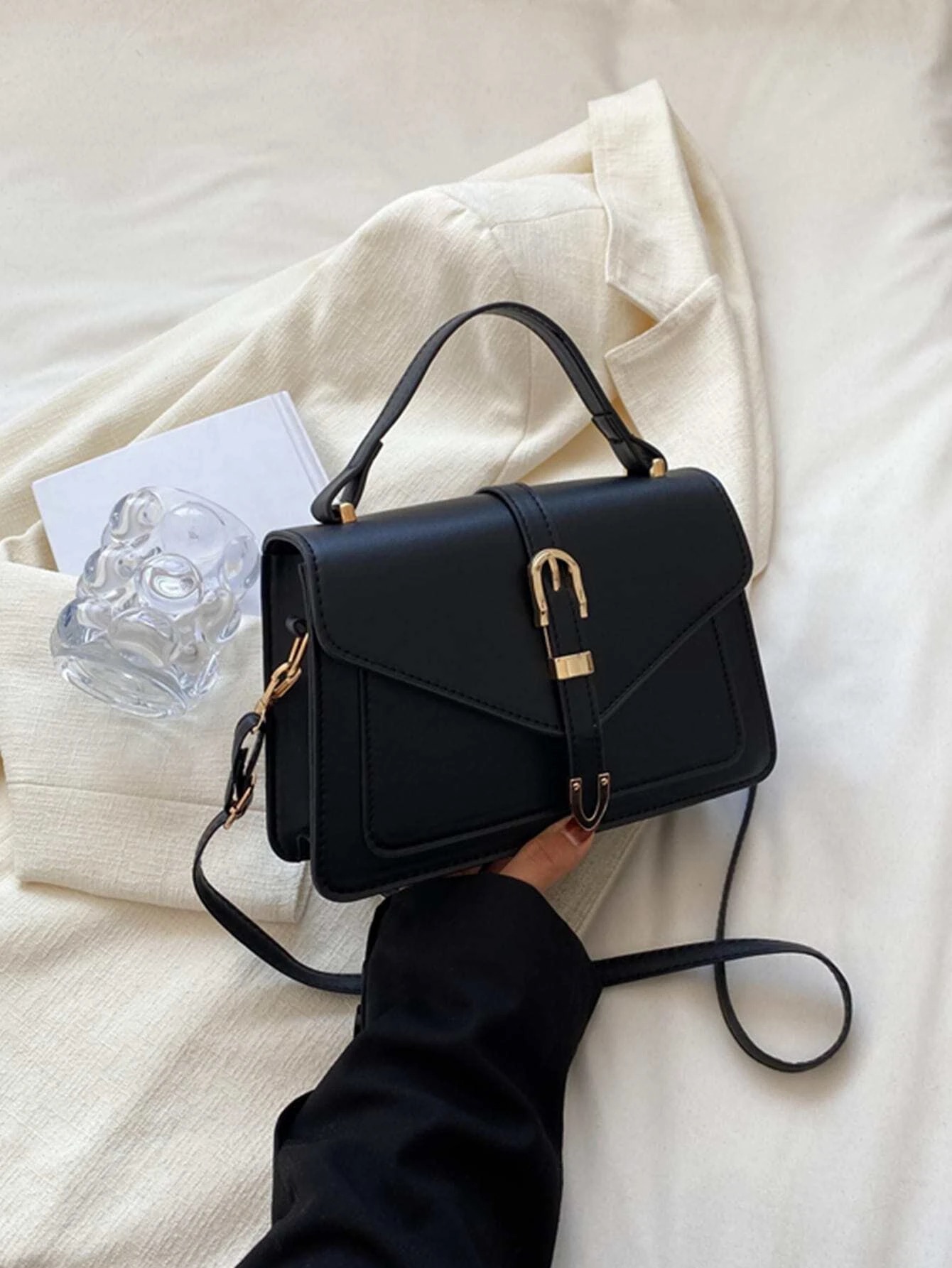 Bolso negro minimalista con hebilla