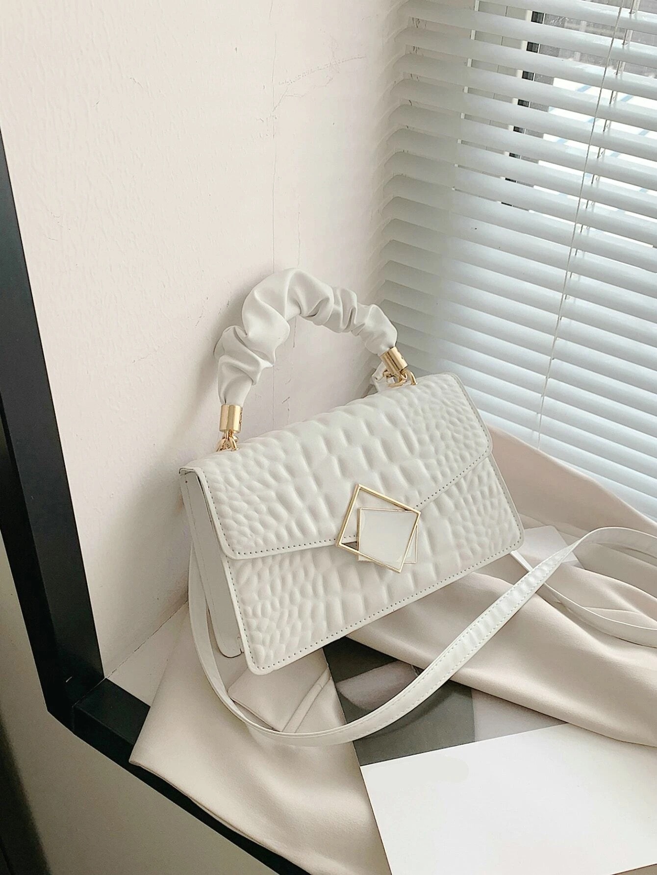 Bolso efecto piel con detalle dorado  - Blanco