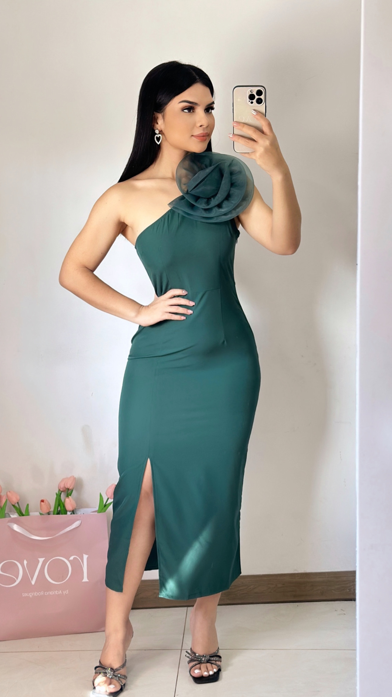 Vestido midi con abertura y flor 3D - Verde