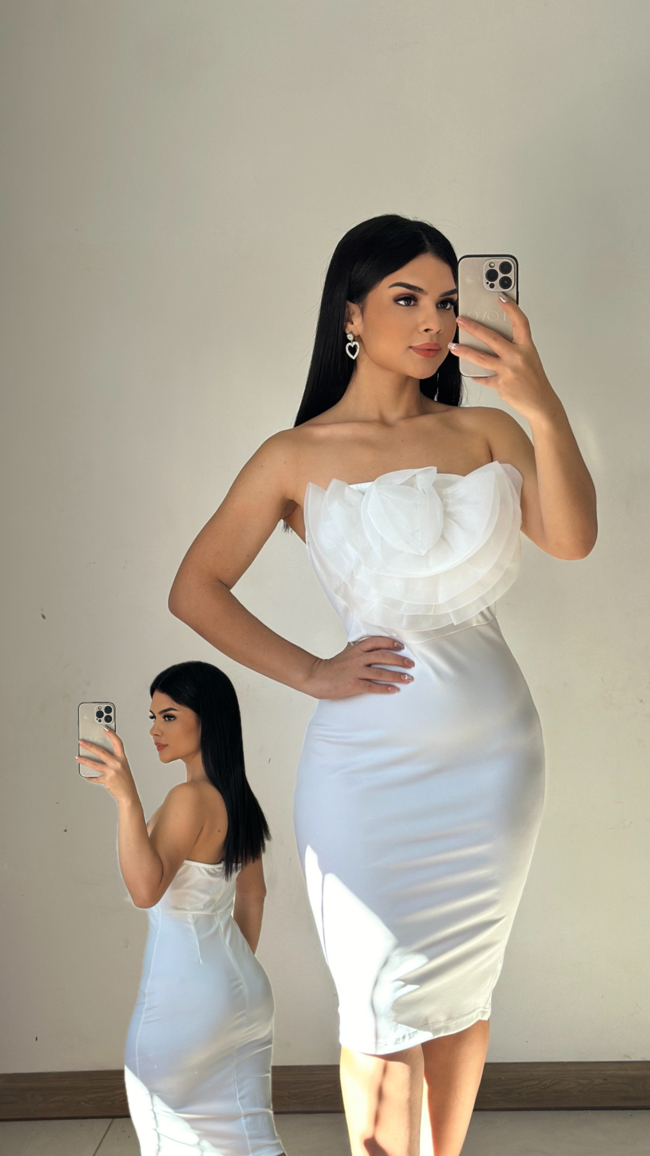 Vestido midi con flor 3D en pecho - Blanco