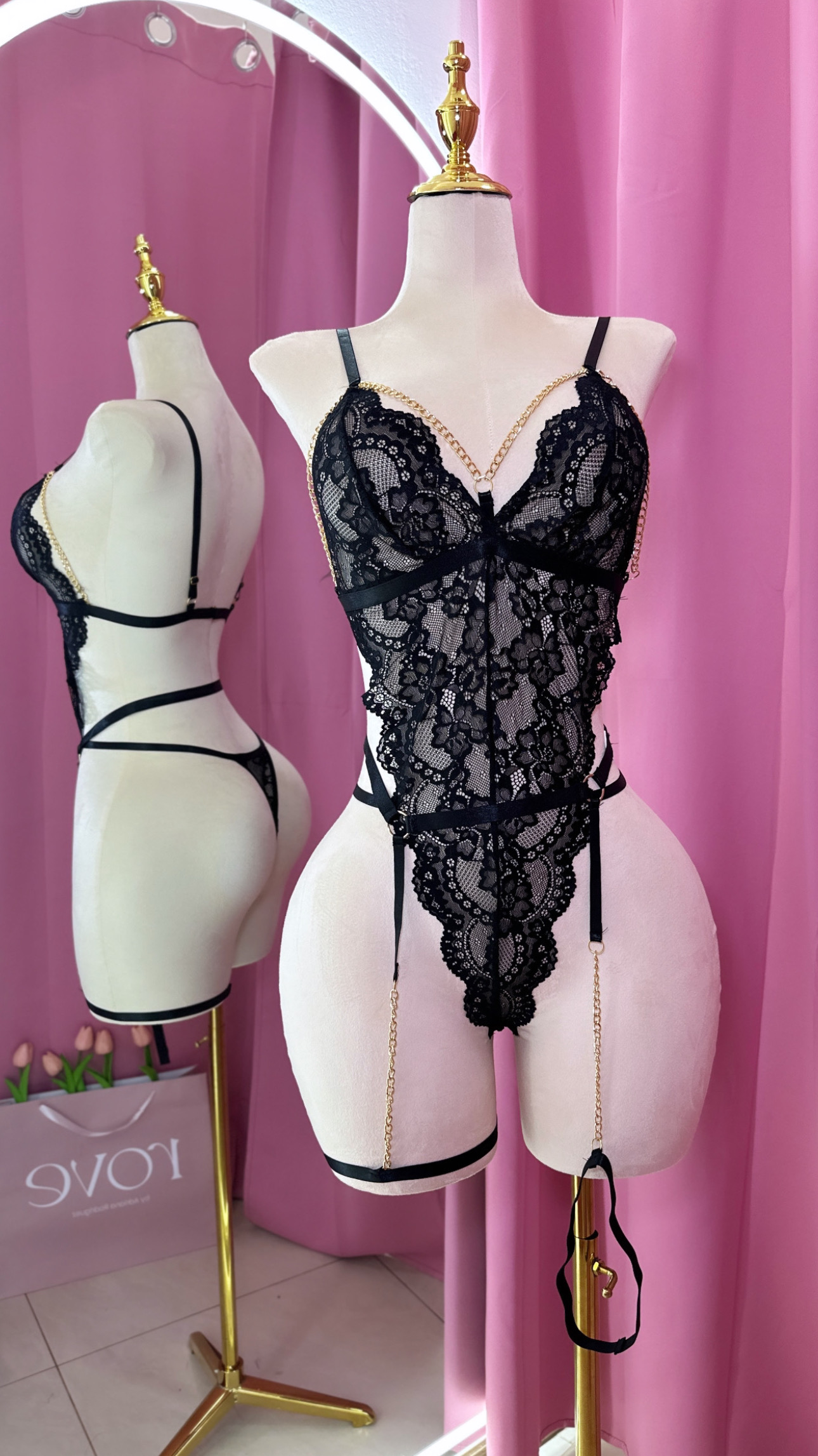 Lencería - Negra con arnés dorado