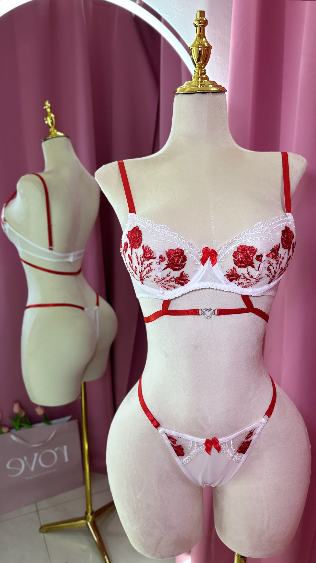 Lencería - Blanca con rosas rojas