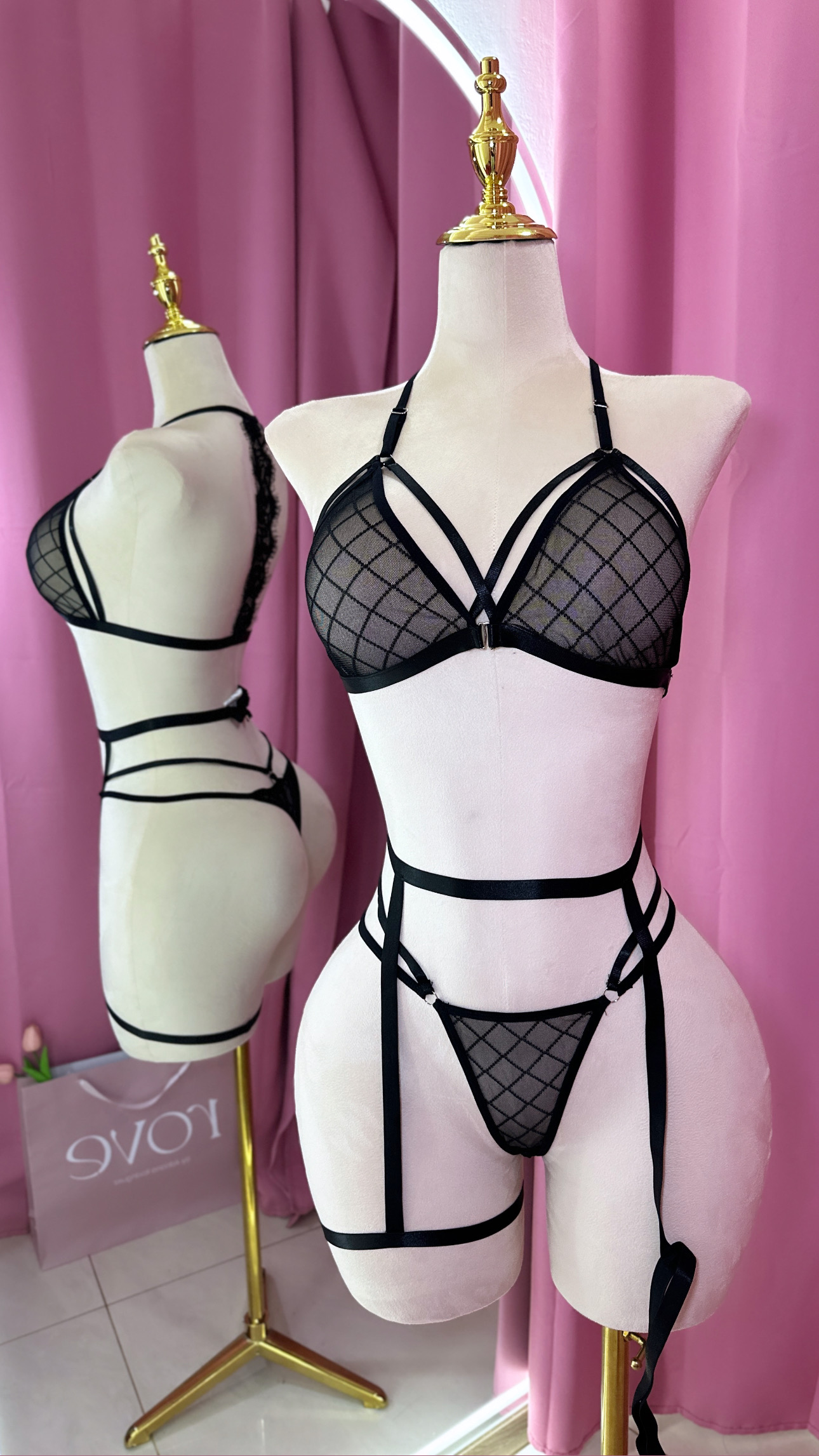 Lencería - Negra con arnés triangular