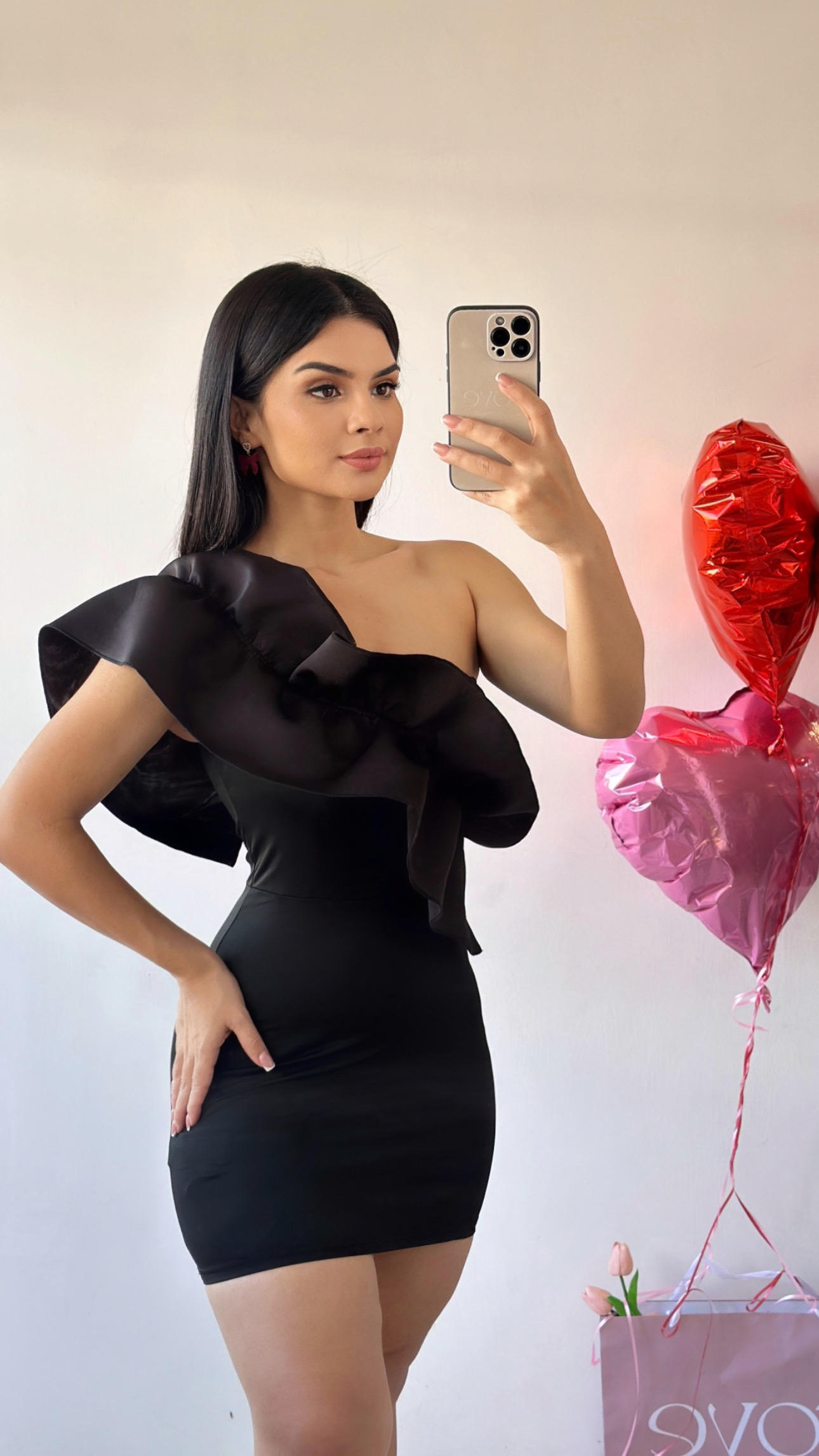 Vestido corto con vuelos en hombro - Negro - Sv