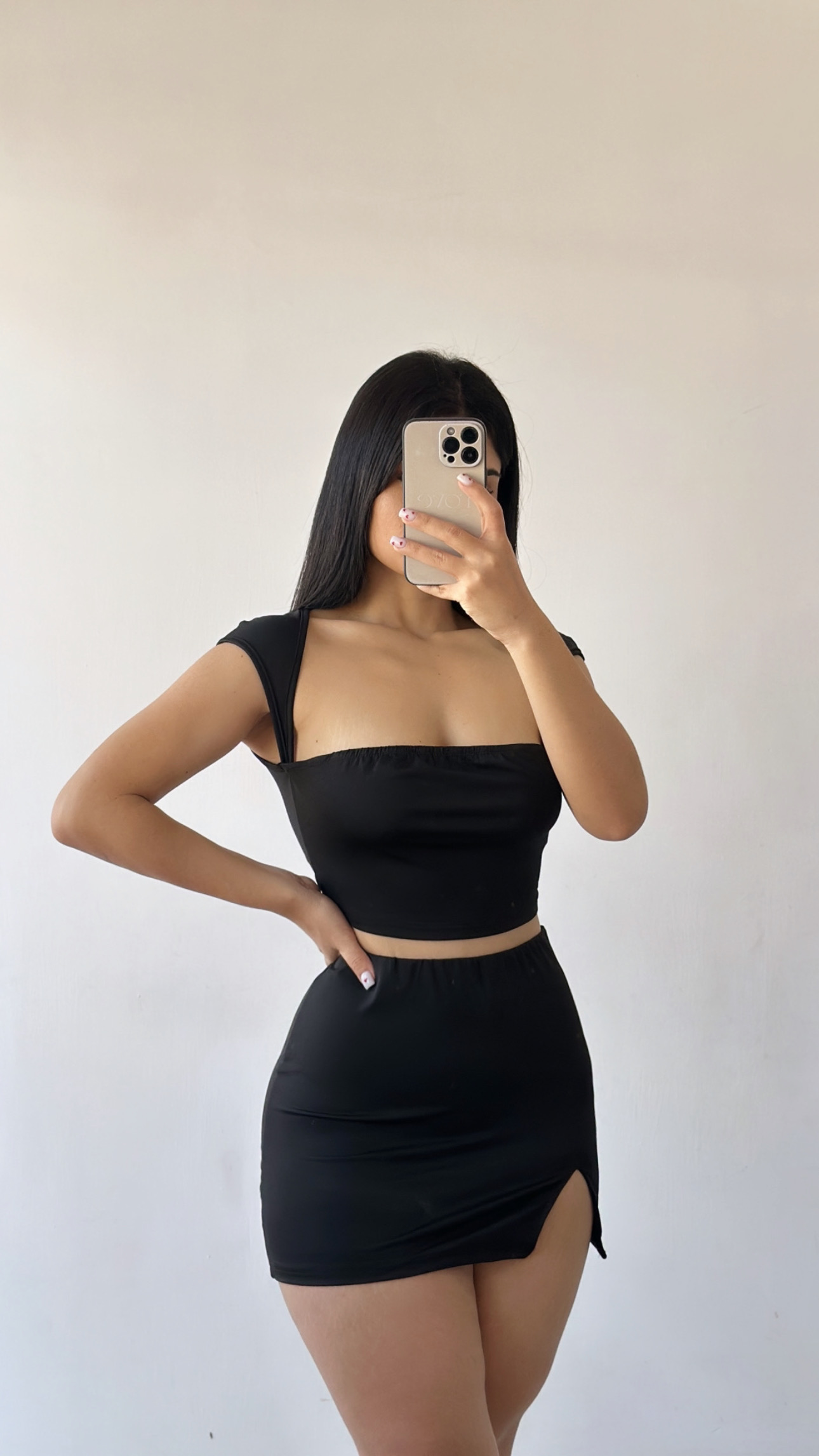 Conjunto de croptop de mangas + minifalda con abertura - Negro