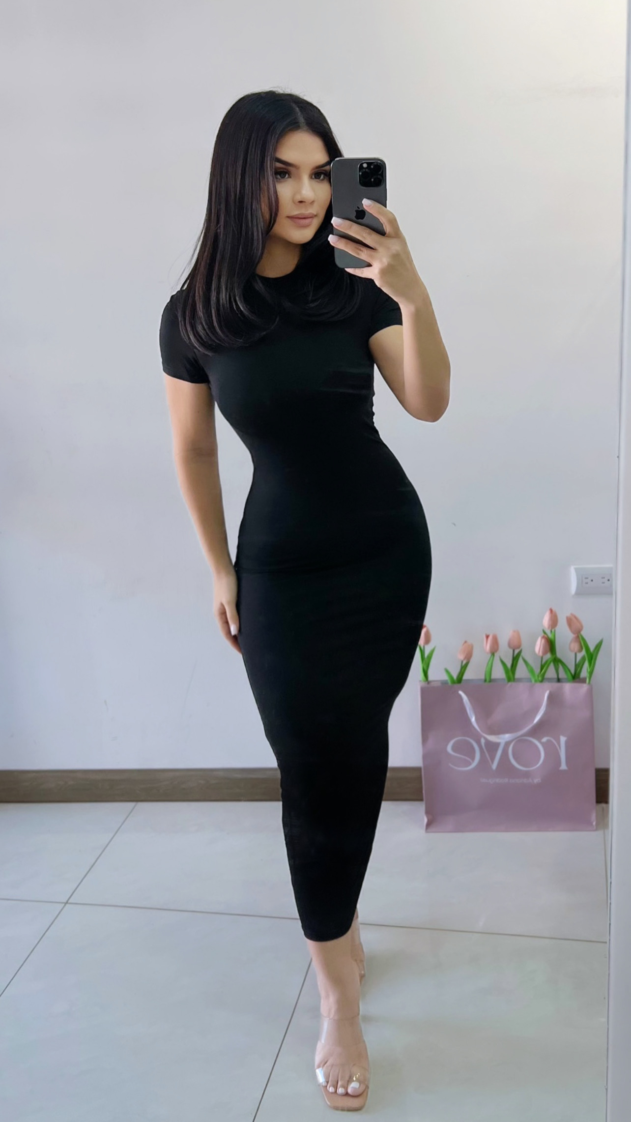 Vestido básico midi cuello redondo con mangas  - Negro