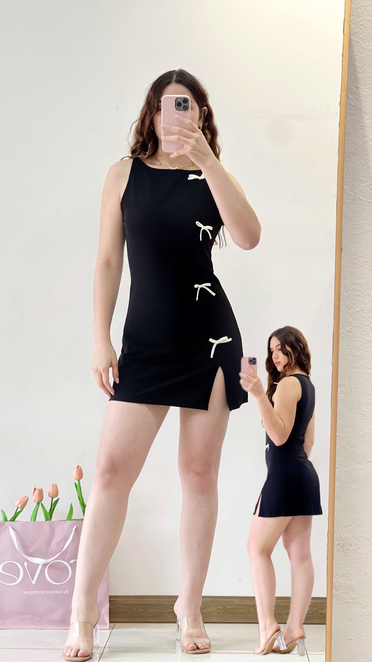 Vestido corto con lazos blancos