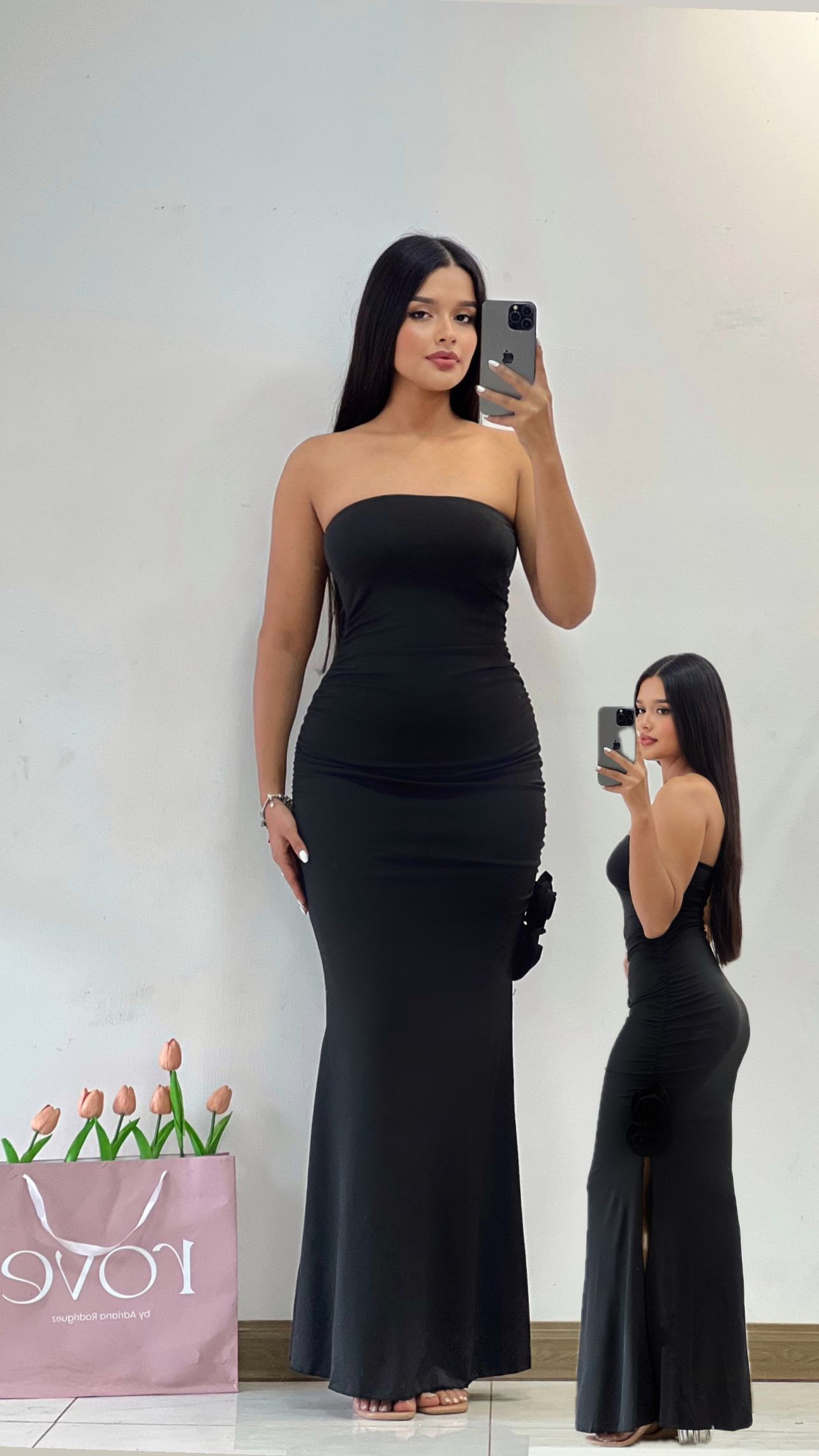 Vestido de gala strapless con flores 3D y abertura lateral negro