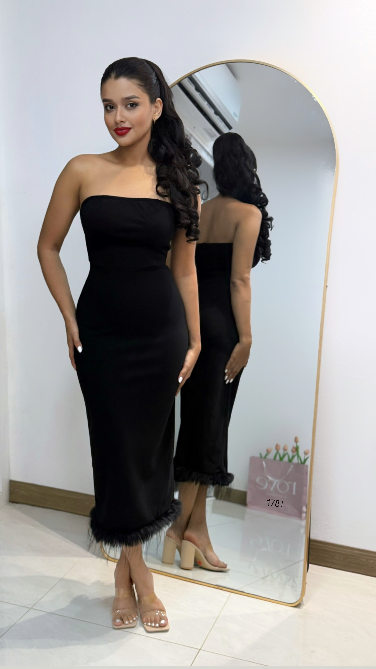 Vestido midi strapless ribete con plumas