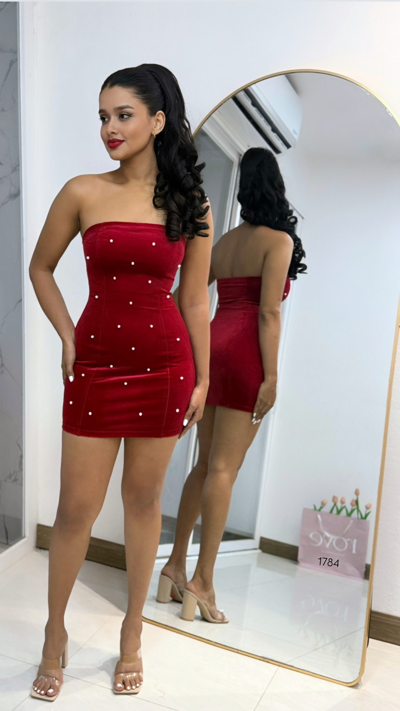 Vestido corto de terciopelo con perlas