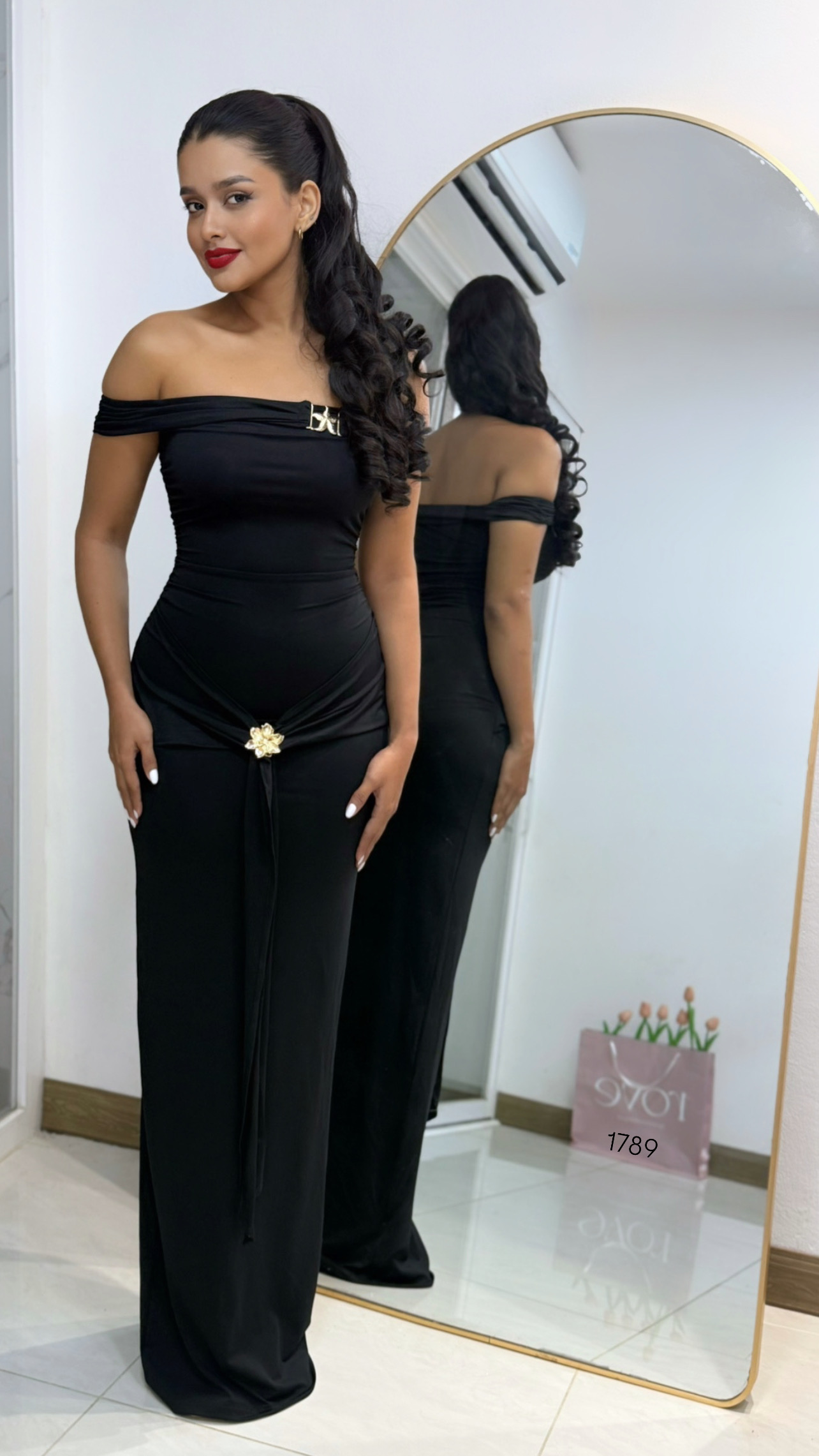 Vestido de gala con detalles dorados