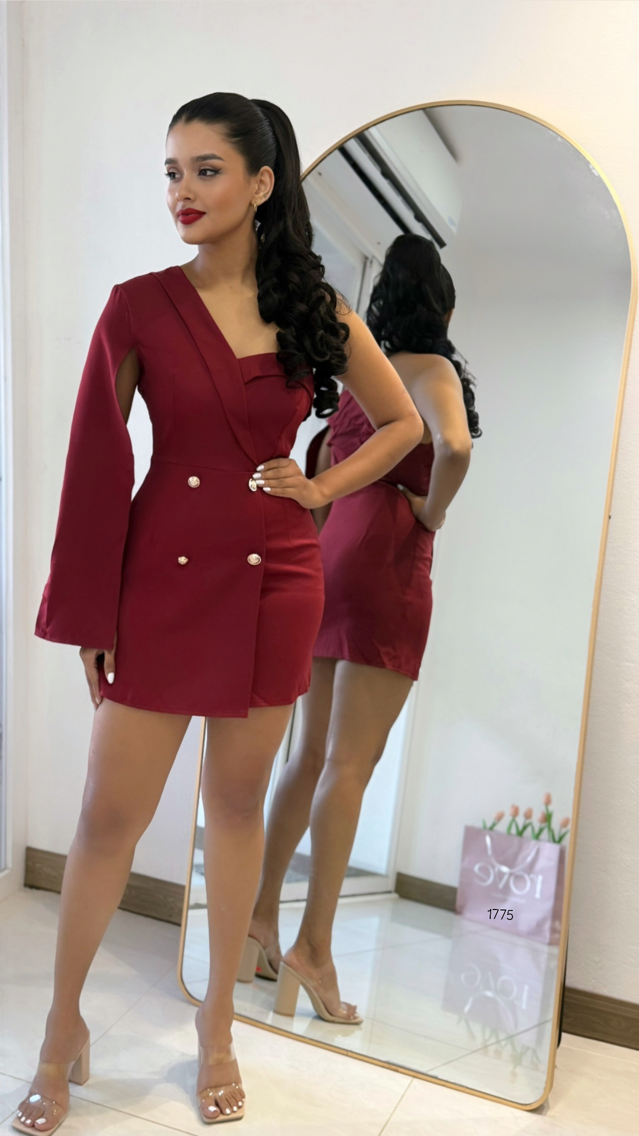 Vestido corto de una manga con botones