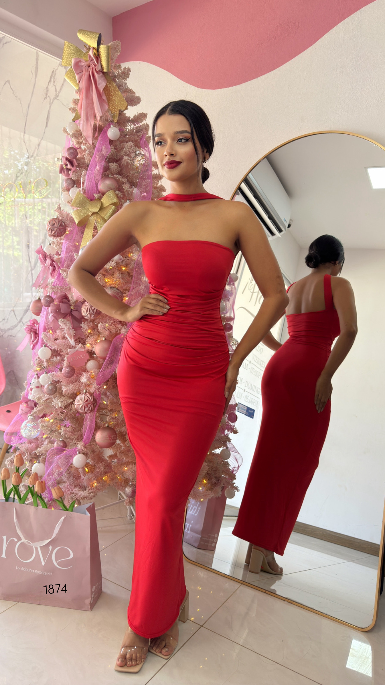 Vestido de gala con Choker rojo