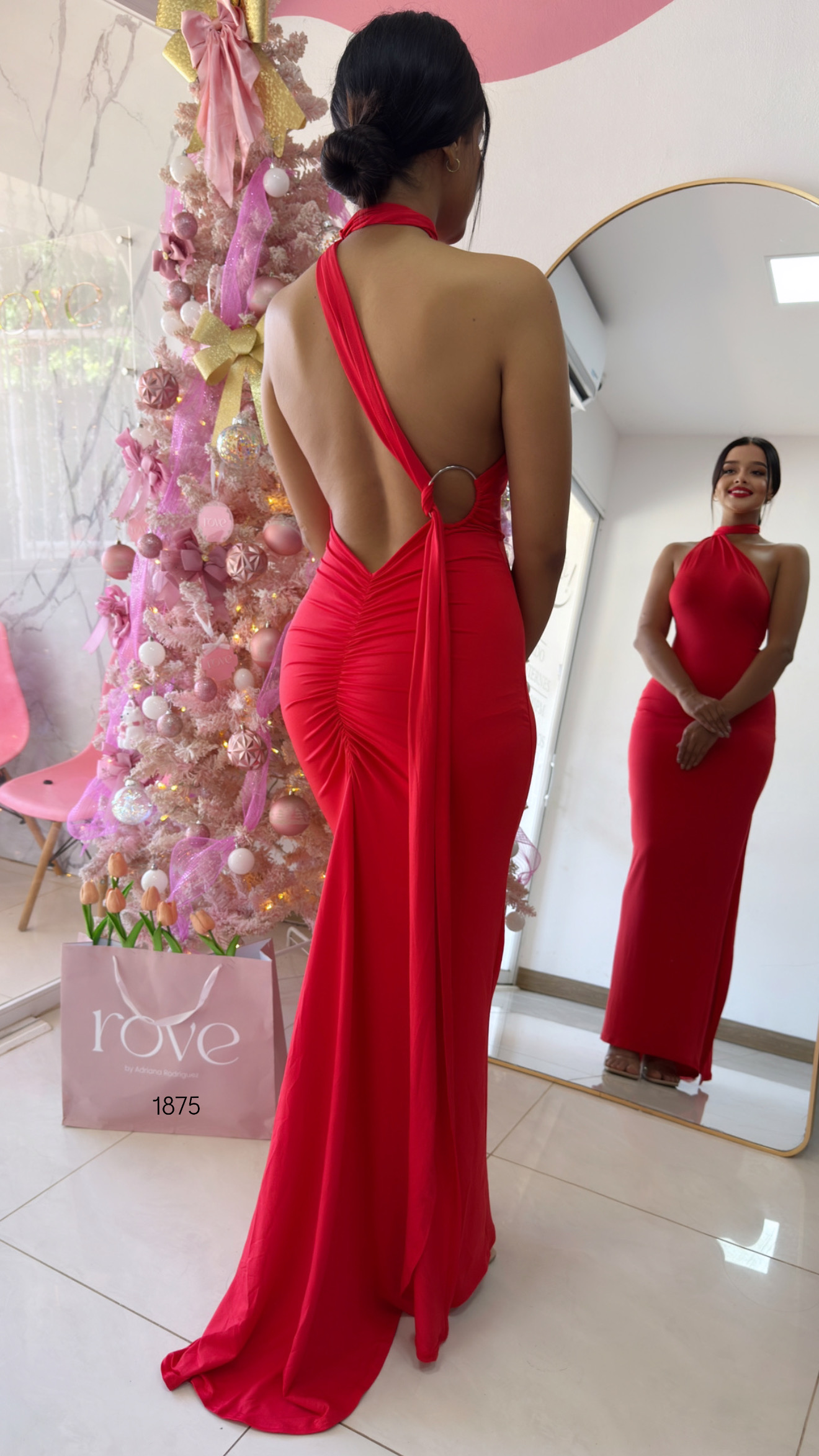 Vestido de gala con cola y aro rojo