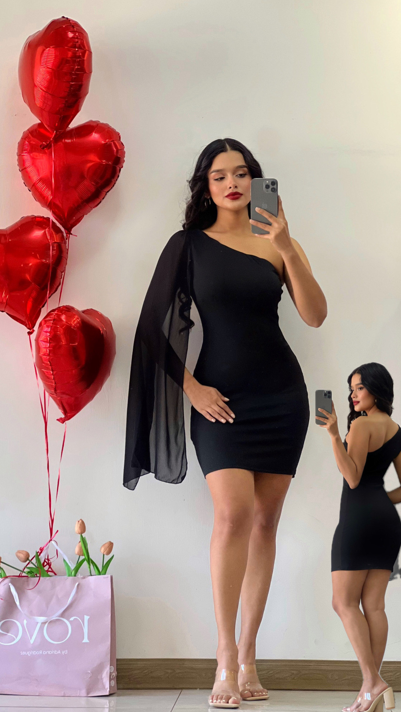 Vestido corto negro de una manga transparente