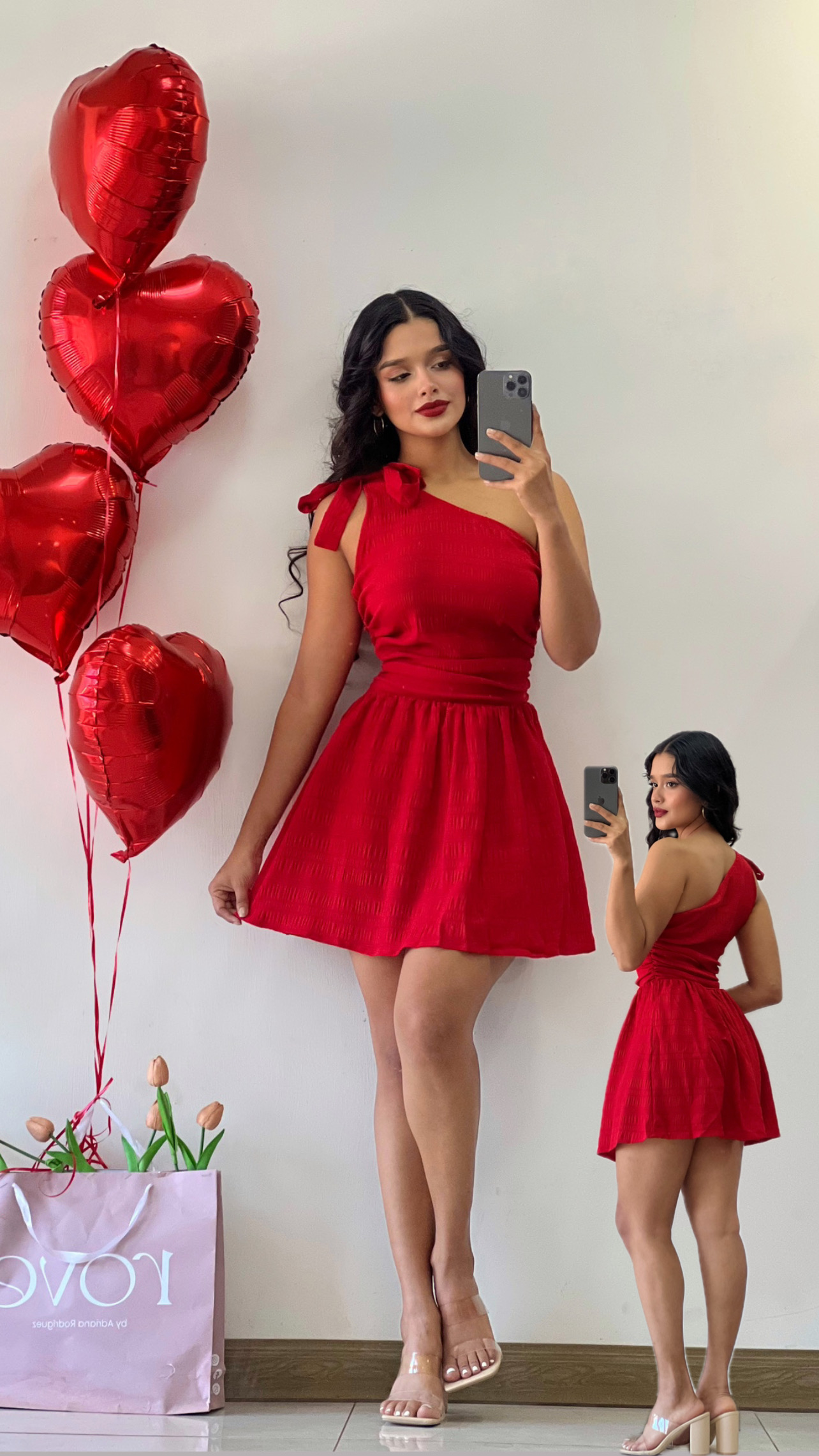 Vestido corto de una manga con lazo rojo