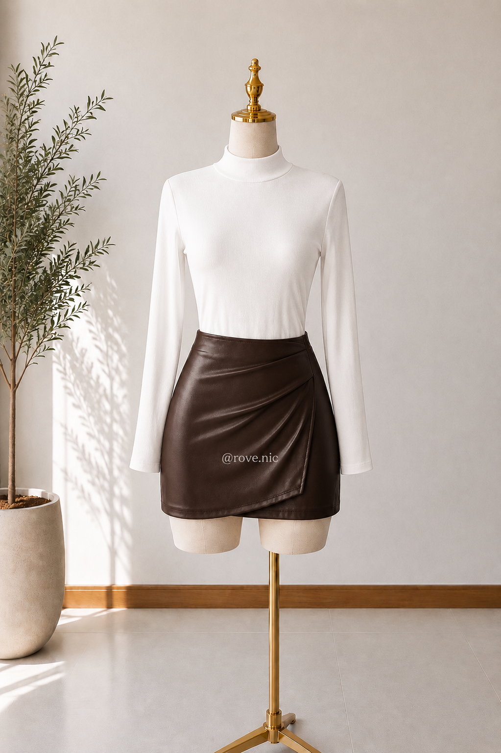 Conjunto de blusa blanca + falda de cuero