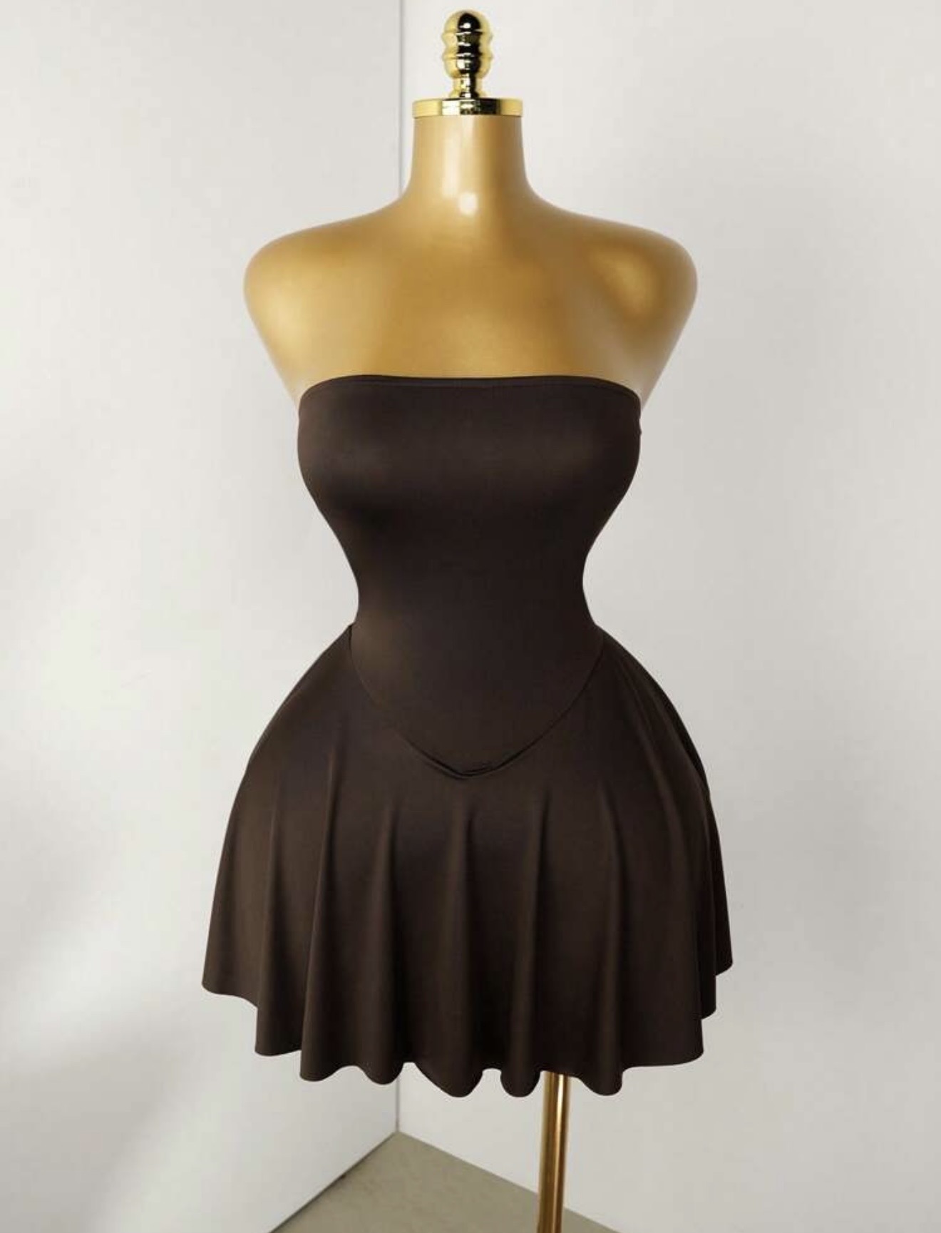 Vestido corto estilo strapless cafe