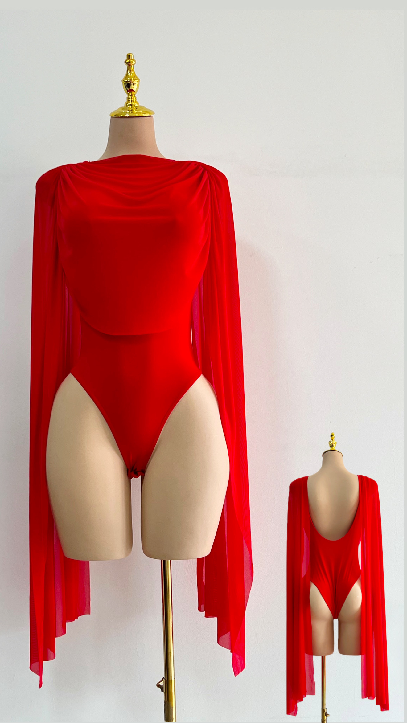 Bodysuit con capa rojo